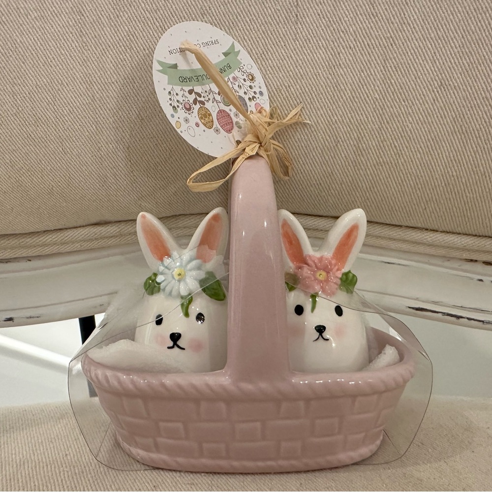 🤍 NWT Potter’s Studio Ceramic Bunny Salt & Pepper Shakers in basket